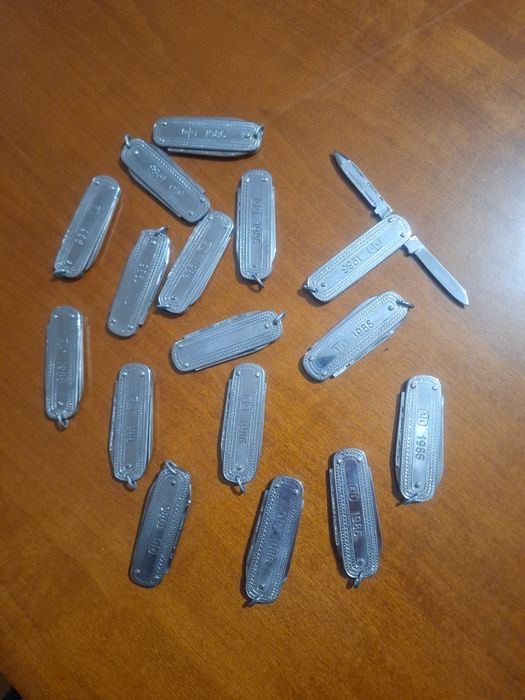 Lote de 16 canivetes com Lima!