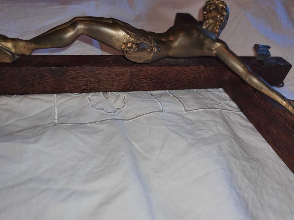 Antigo crucifixo com Cristo em bronze
