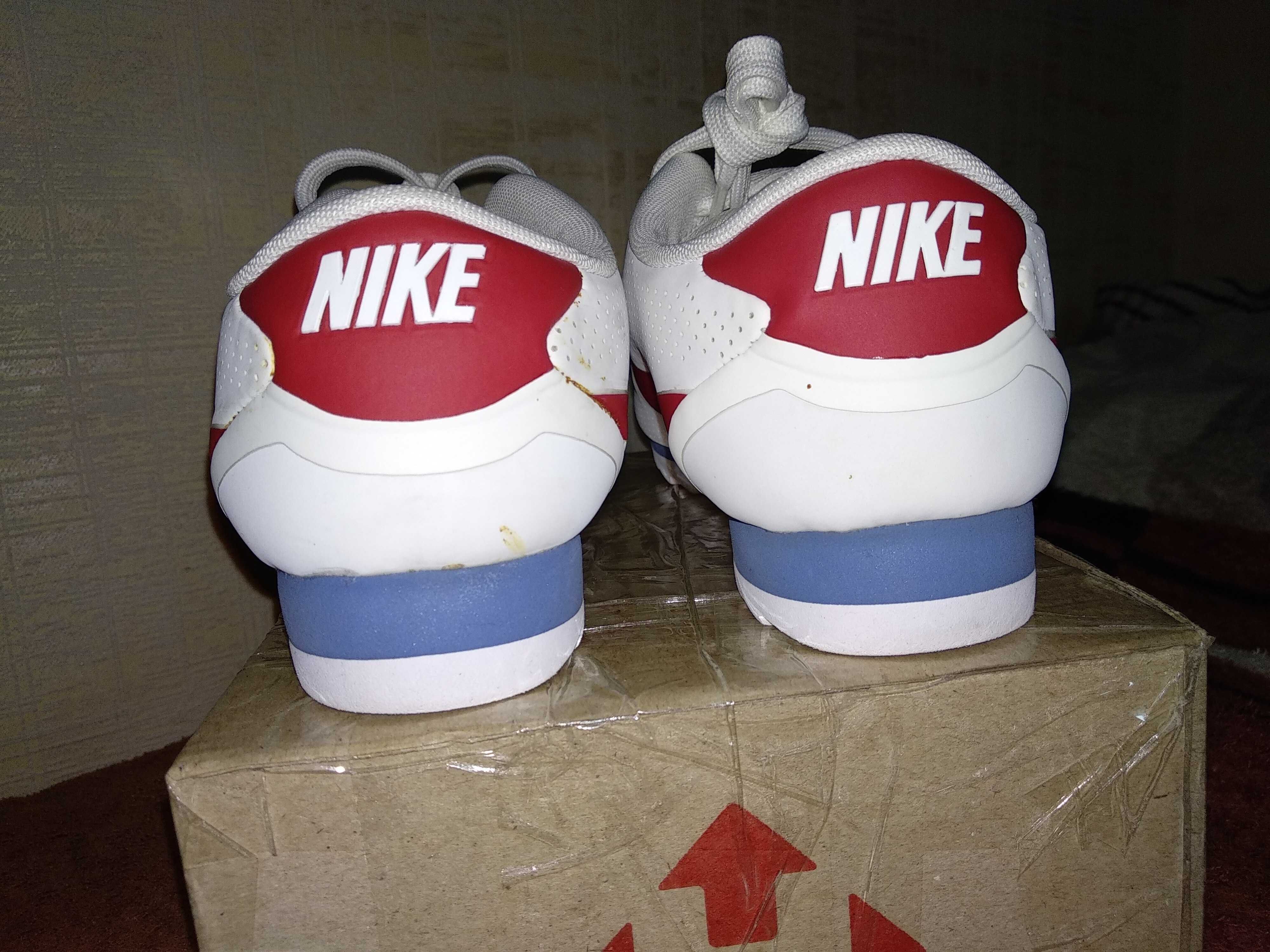 Фирменные кроссовки Nike (37,5 р.)