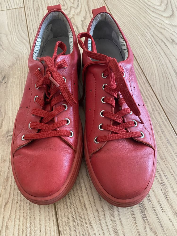Czerwone skórzane sneakersy r.39