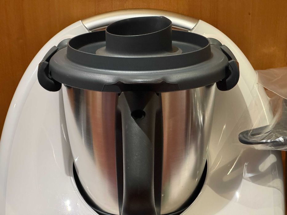 Bimby TM6 com acessórios e livros incluídos