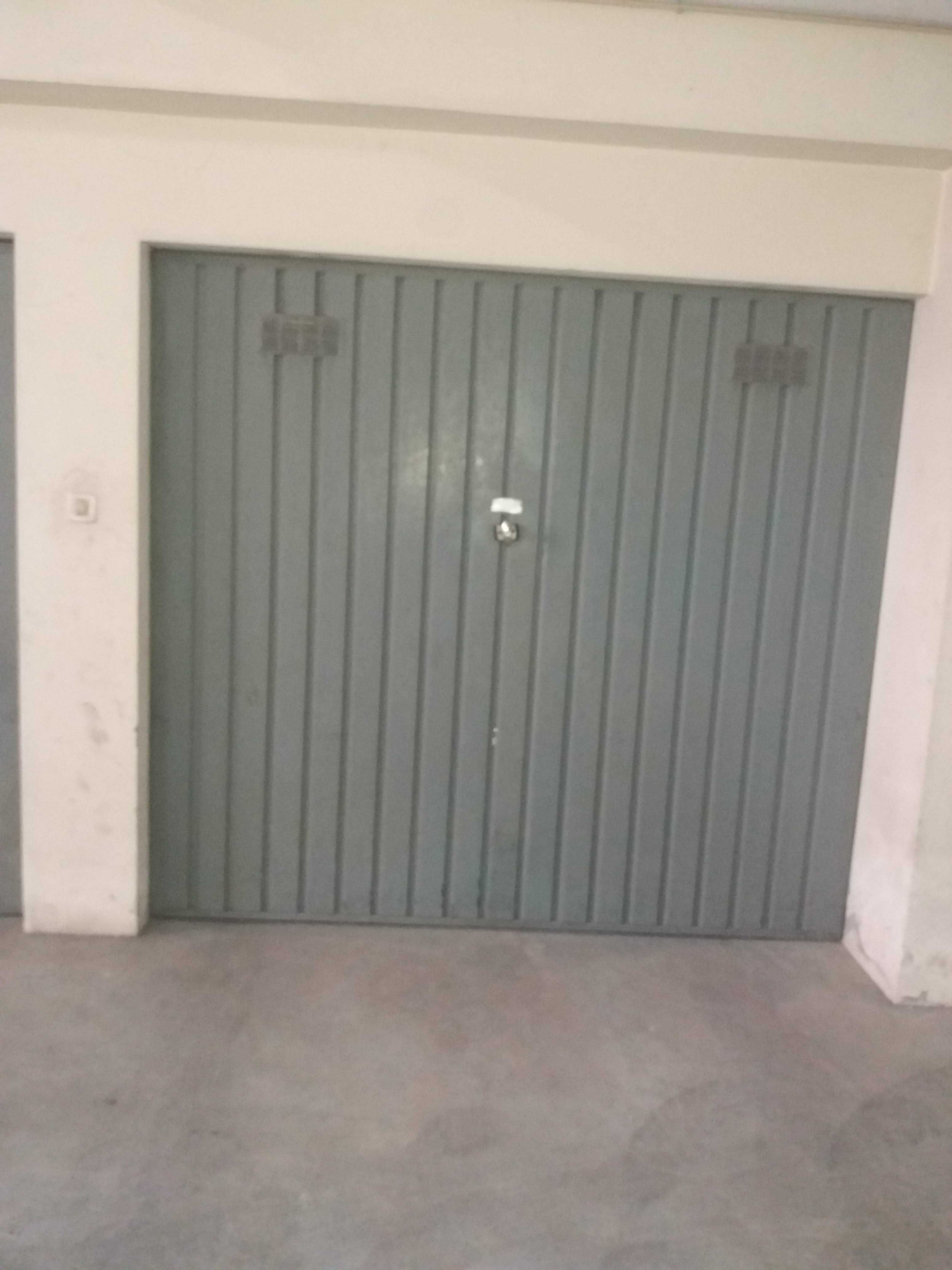 Arrendo garagem fechada no bairro do Liceu