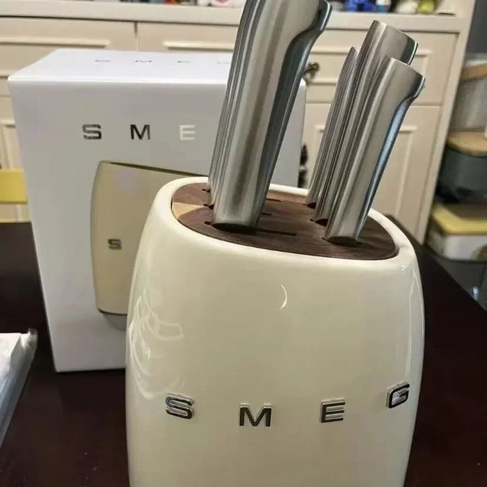 Zestaw noży kuchennych noże kuchenne SMEG plus stojak kremowy / beżowy