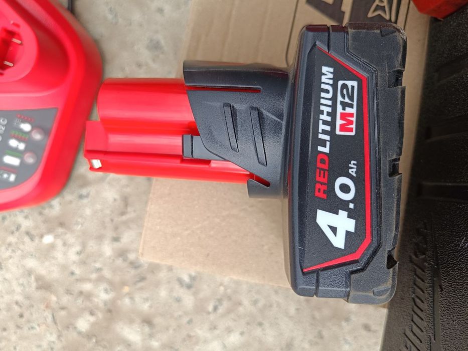 Акумуляторний кущоріз MILWAUKEE M12