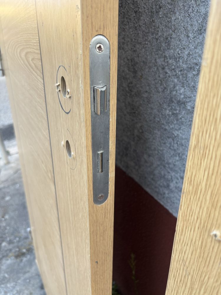 portas interiores com acabamento em carvalho CPL.
