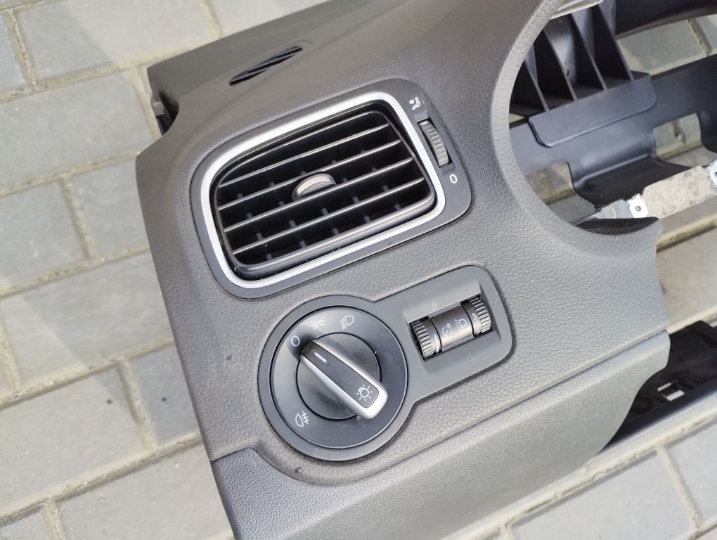 Ładna deska rozdzielcza VW polo 6r oryginalna konsola czarna 2011r