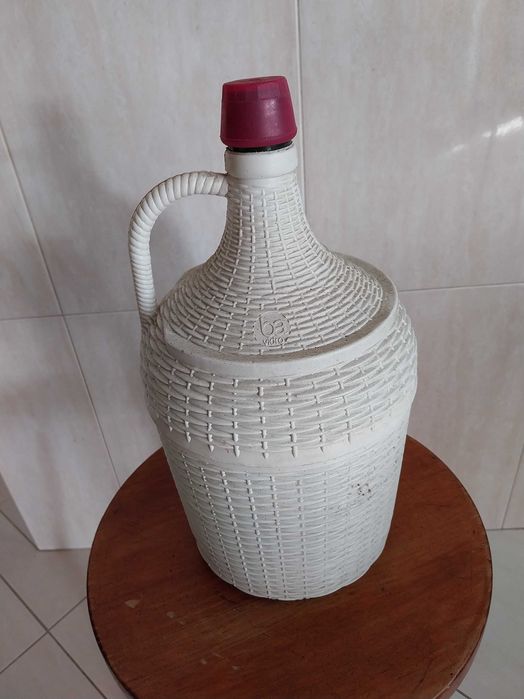 Garrafões de vidro de 5 litros, revestidos com plástico branco
