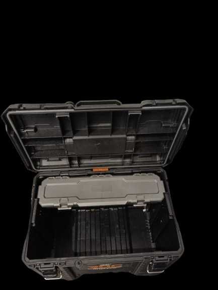 Narzędziowa skrzynka na kółkach