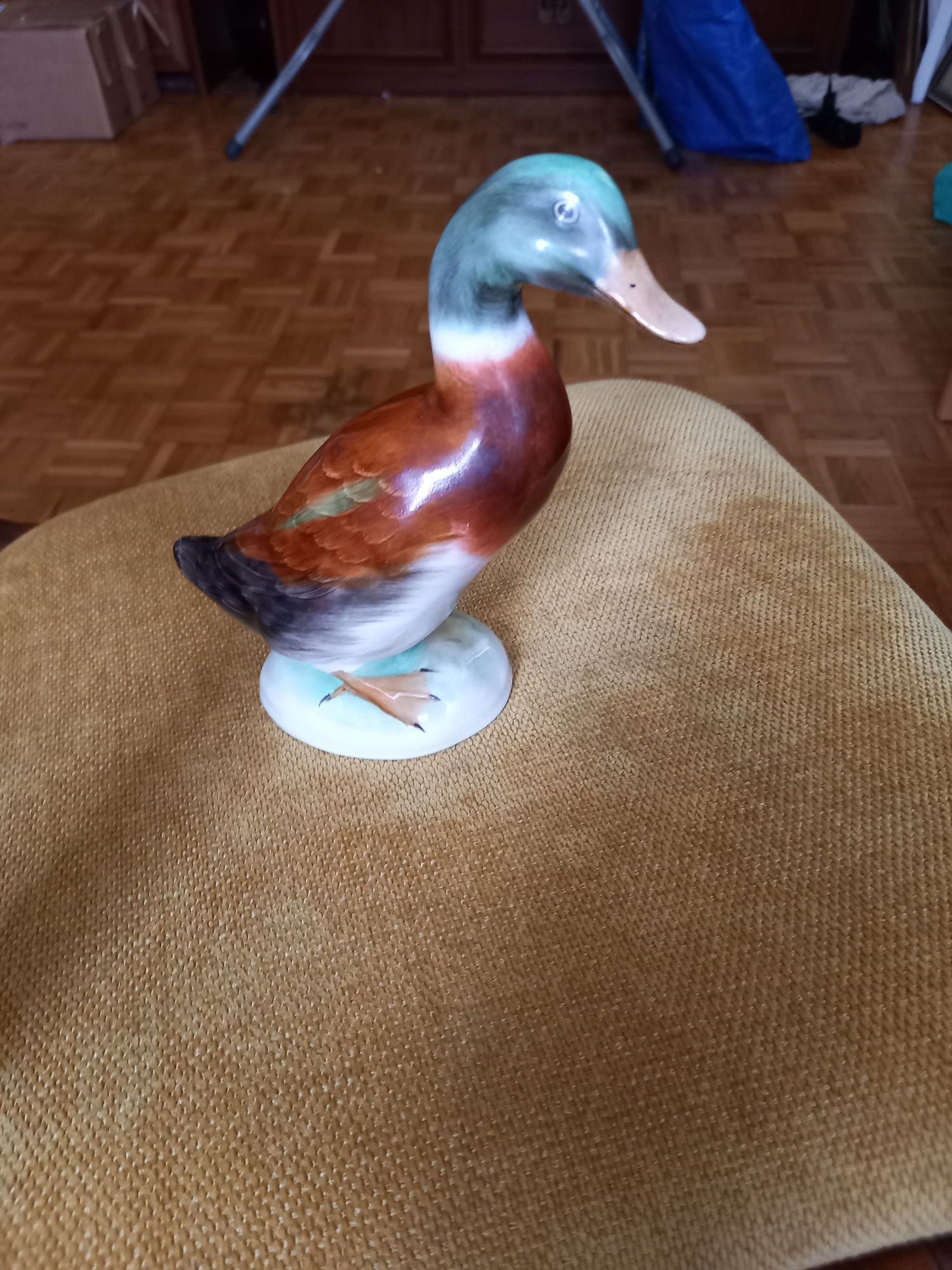 Kaczka figurka.z porcelany lub ceramiki.