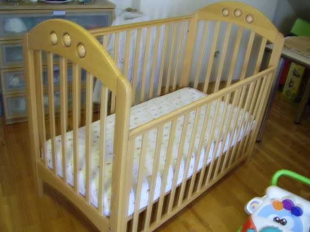 Sprzedam łóżeczko  drewniane dla dziecka z materacykiem