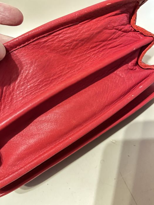 Czerwona skórzana listonoszka .