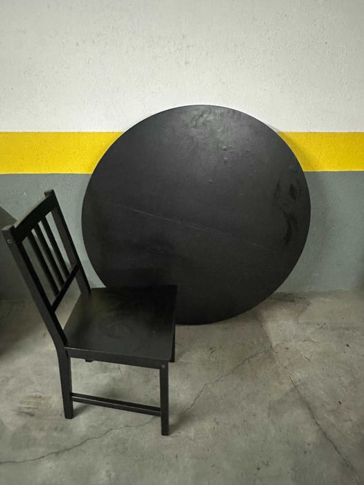 Mesa Redonda Extensível Preta com 4 Cadeiras – IKEA