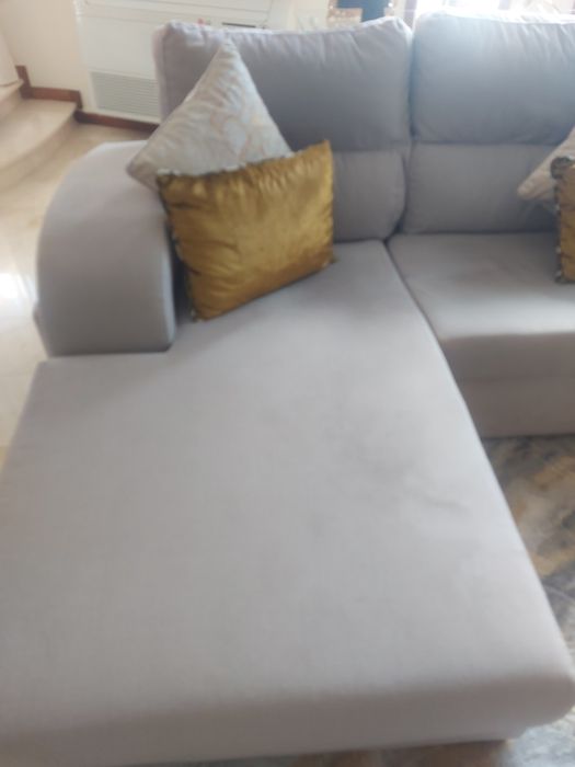 Sofá de canto arredondado com chaise longue e 4 puffs