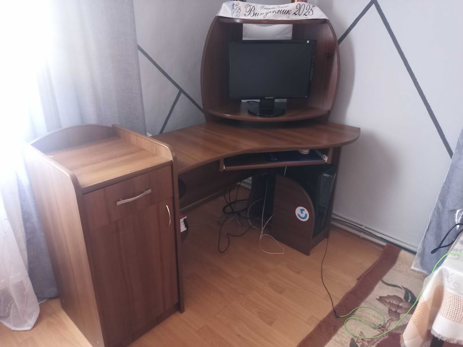 Комп'ютерний стіл