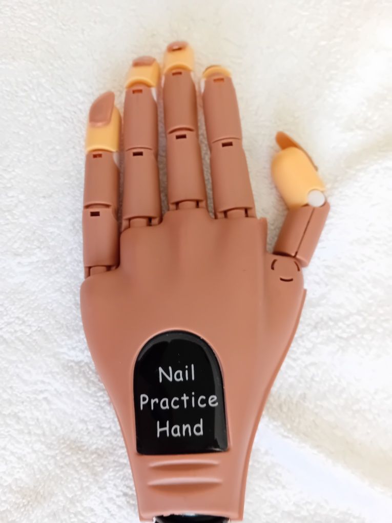 Mão de treino para curso de Manicure
