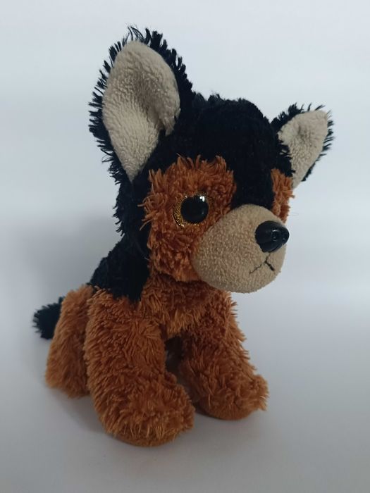 Pluszowy piesek rasy owczarek niemiecki.