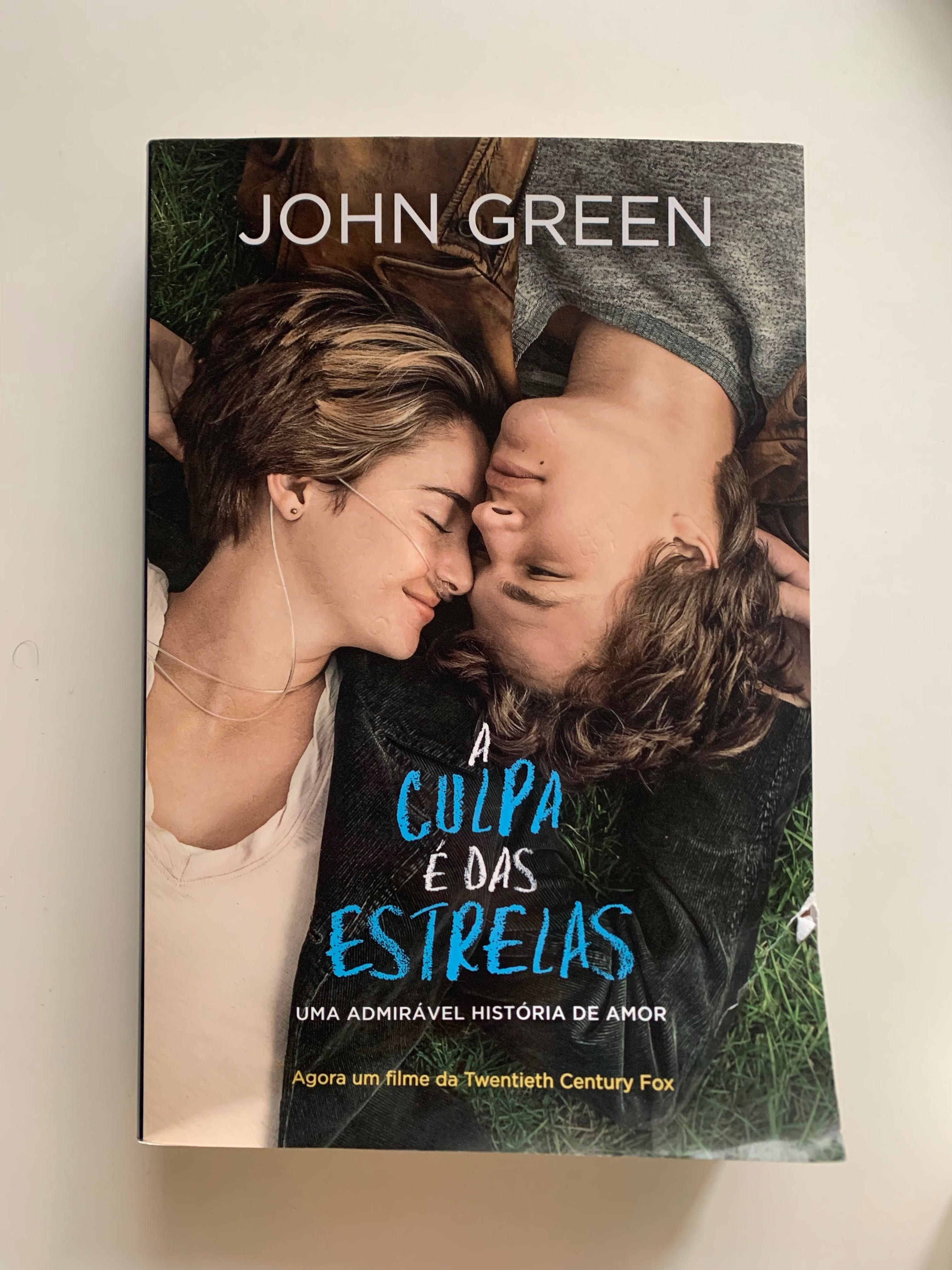 Vendo livro “A culpa é das estrelas”