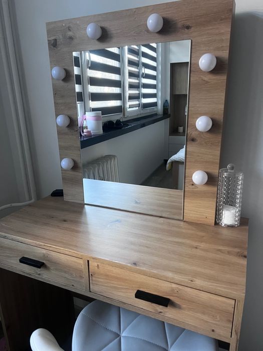 Piękna toaletka z krzesłem