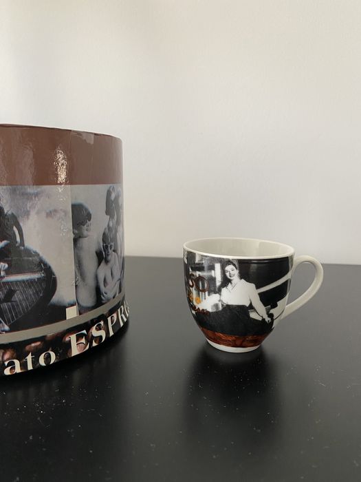 Conjunto de chávenas de café e pires