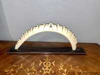 Escultura em arco trabalhada em material nobre