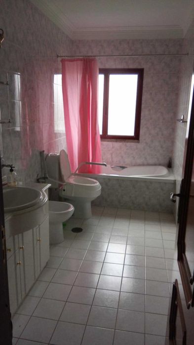 Quarto espaçoso em casa com jardim