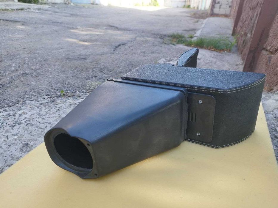 фирменный подлокотник  в авто