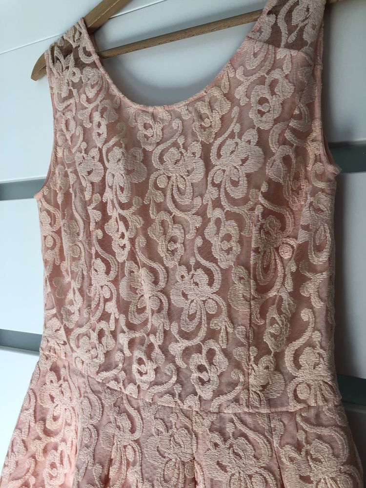 Elegancka koronkowa sukienka