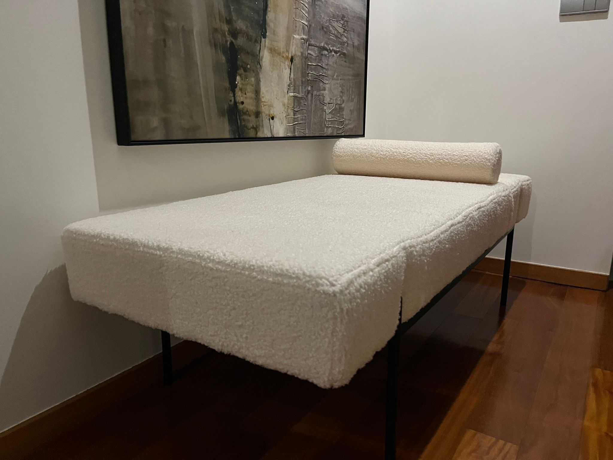 Banqueta Branca de Pelo
