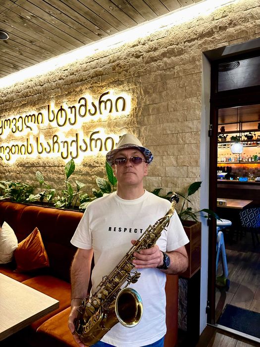 Музикант саксофоніст у місті Кременчук