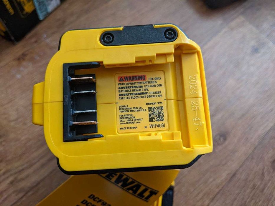 Аккумуляторный гайковерт Dewalt DCF92P1 5 Ач 20V заводской комплект