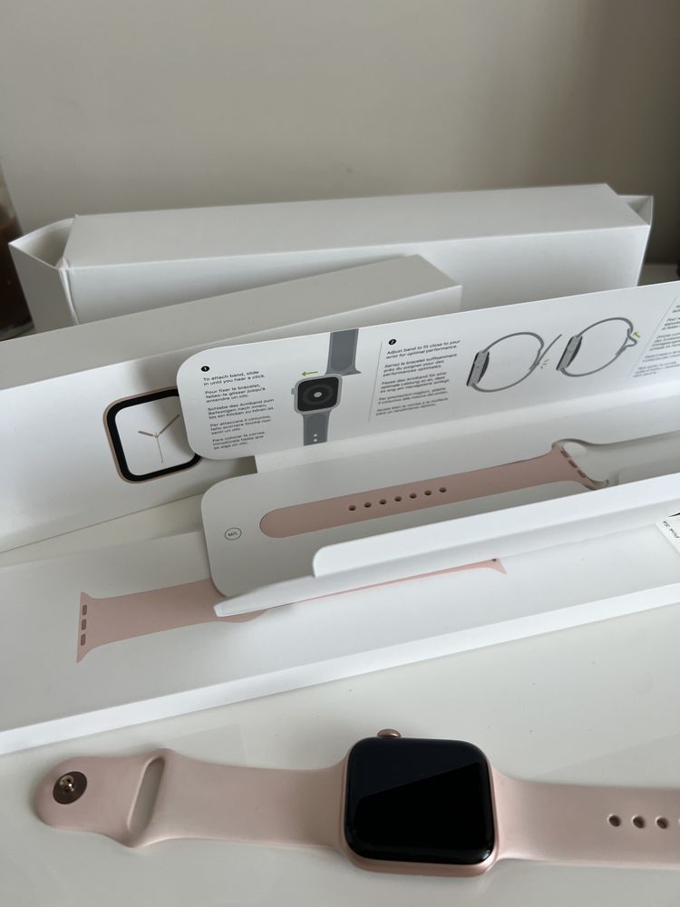 Apple Watch Series 4 GPS 44mm Gold Aluminum Pink Sand Sport Band