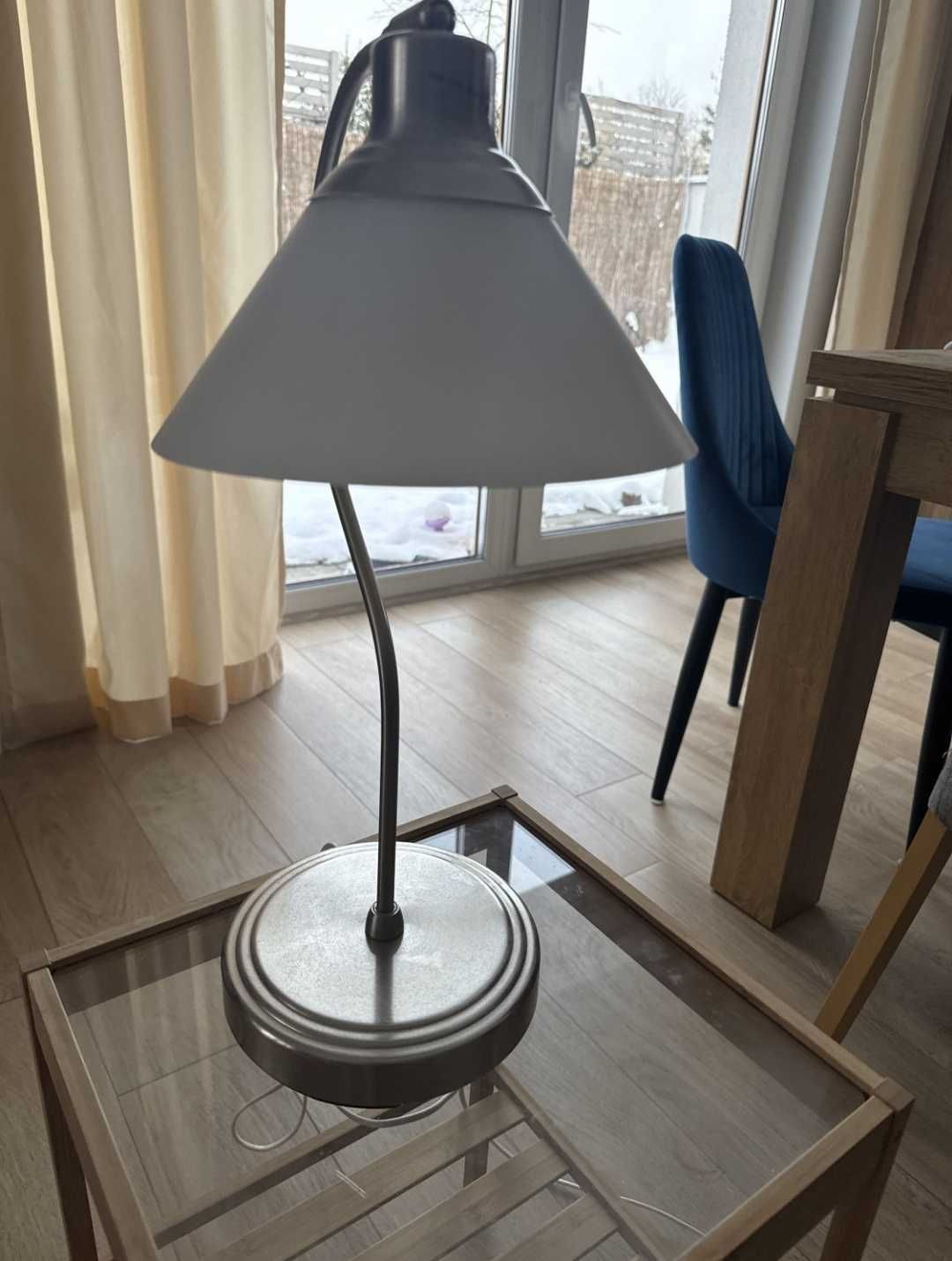 Zestaw IKEA jeden stolik plus lampa.