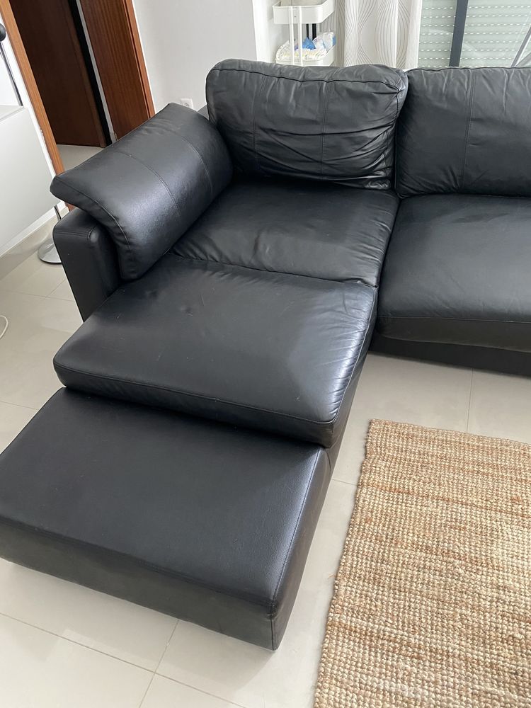 Sofá preto em pele com chaise longue