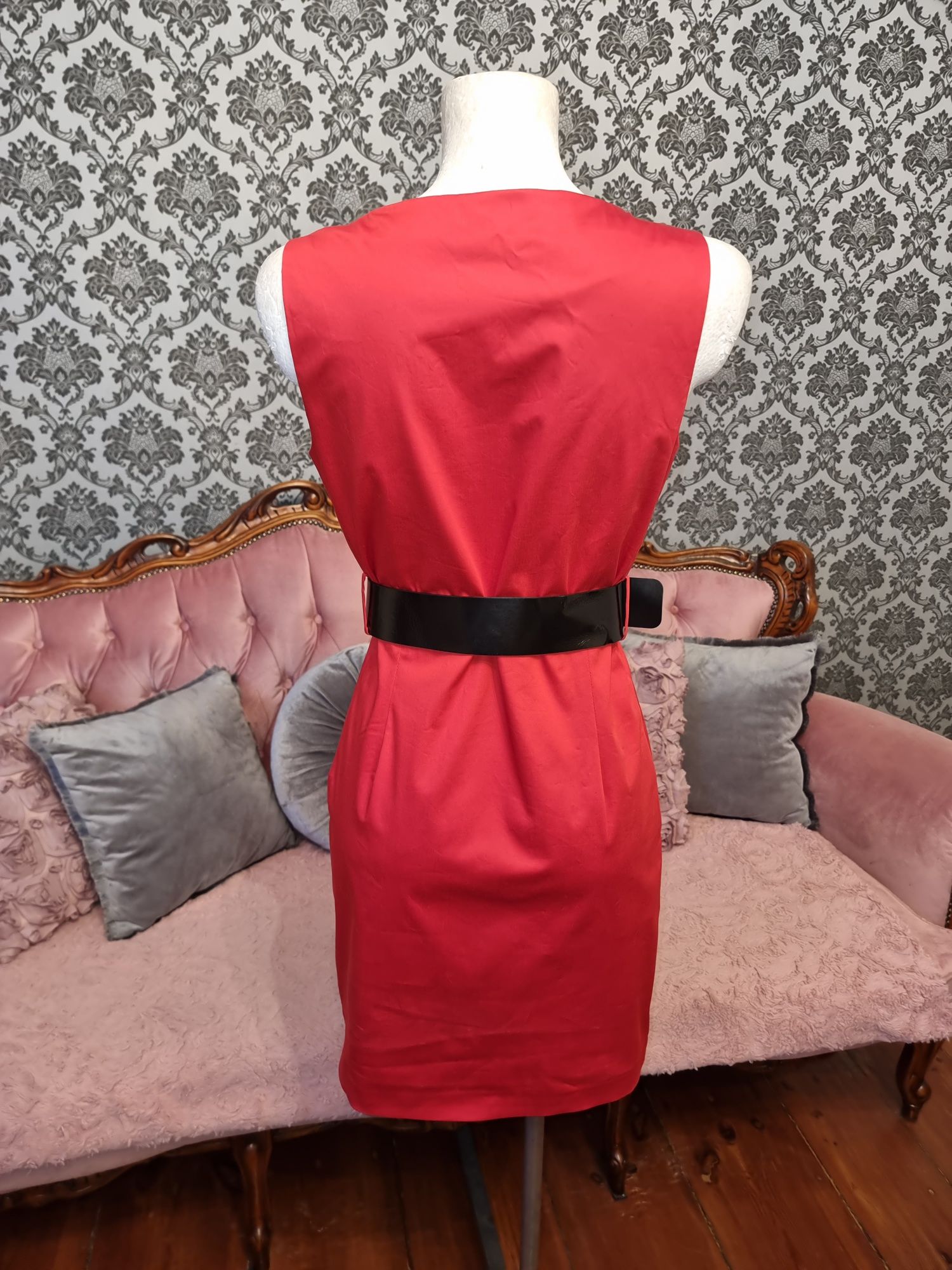 Mała czerwona mini sukienka Love Moschino z logowanym  paskiem r 34/36