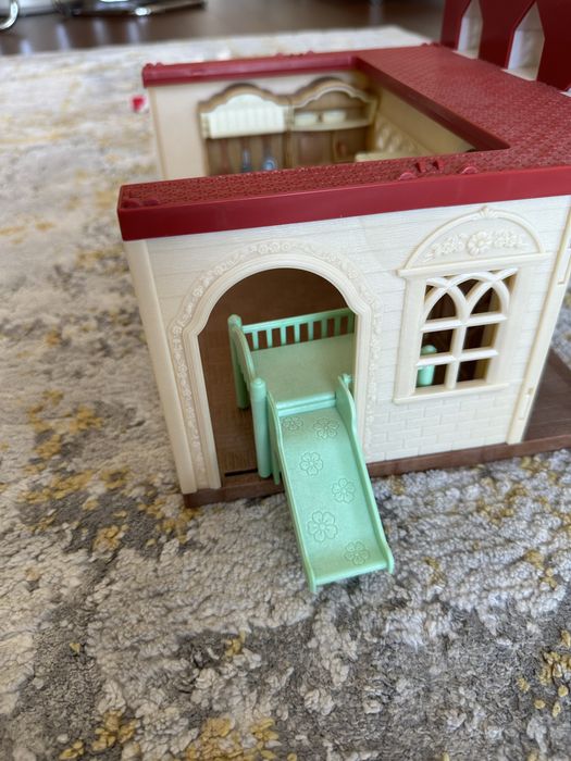 A doce casinha das framboesas com bonecos