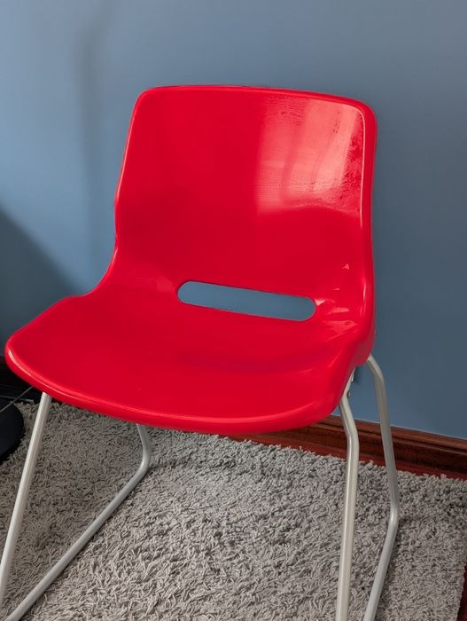 Cadeira vermelha IKEA