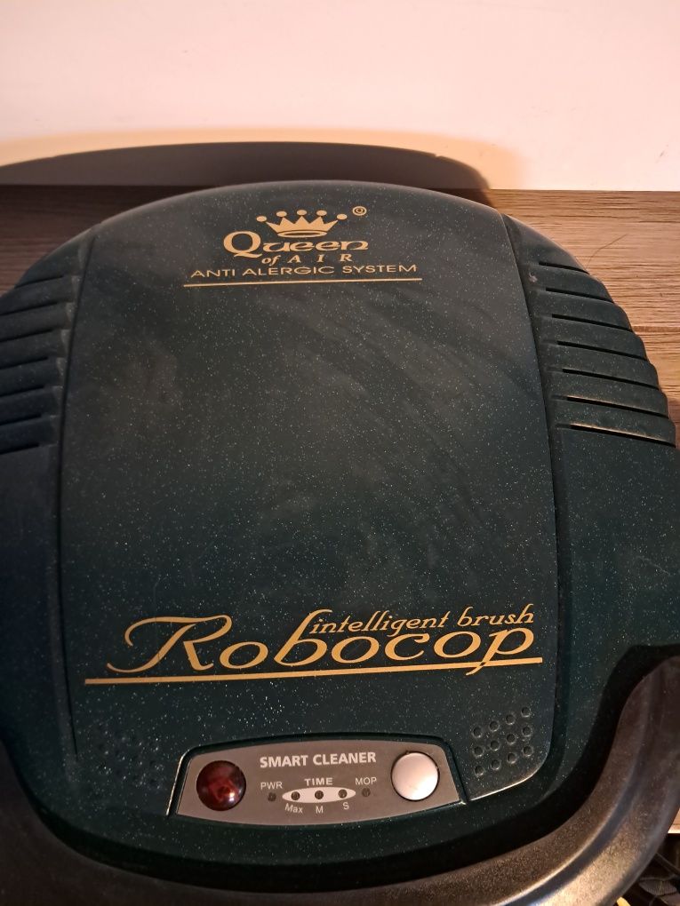 Robót odkurzacz robocop queen