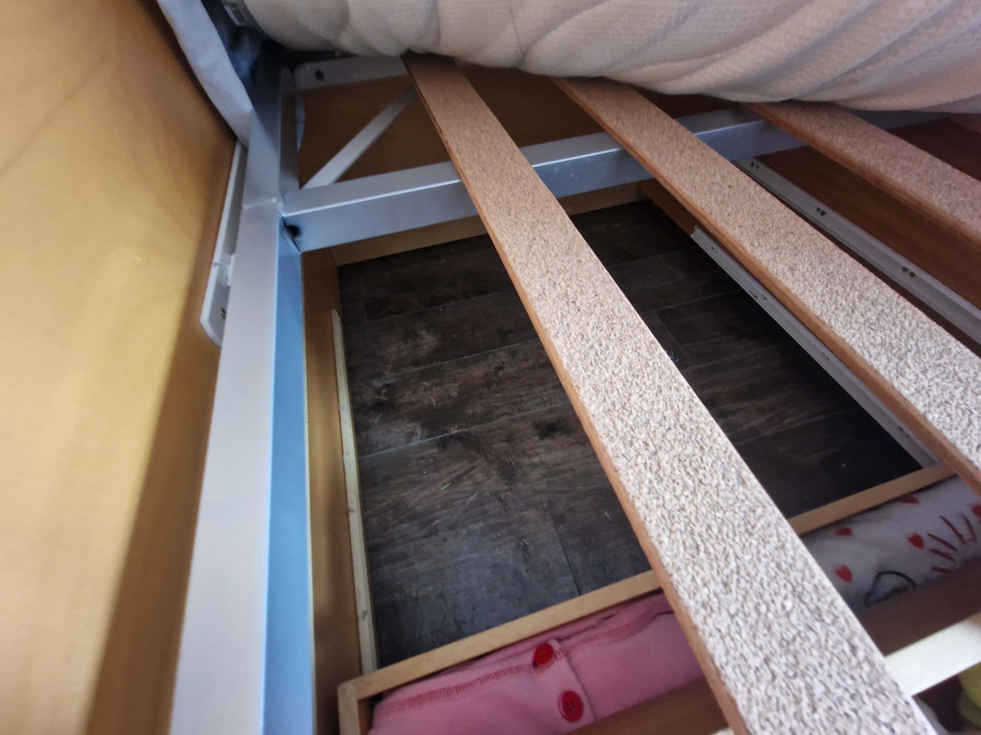 Cama de Solteiro com estante com bastante arrumação.  6 gavetas grande