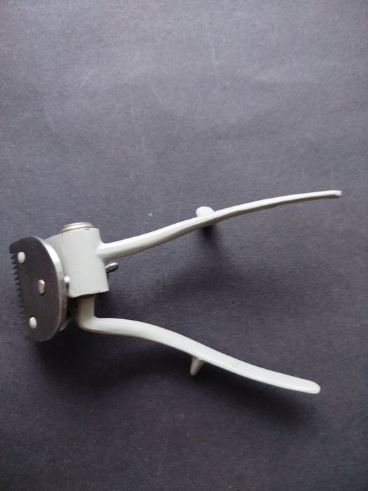 Ручна механічна машинка для стрижки.