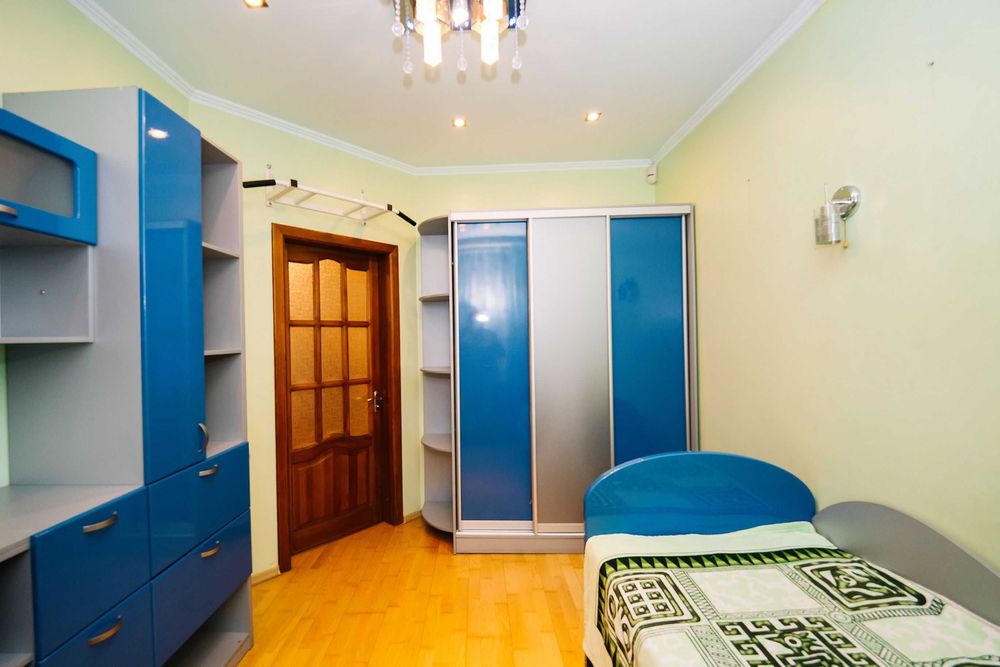 Простора дворівнева квартира в центрі!