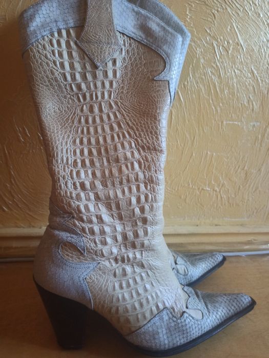 Продам шкіряні казаки,шиті на замовлення,зі шкіри пітона і крокодила.