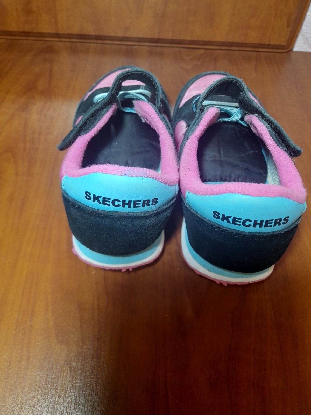 Кросівки фірмові для дівчинки Skechers 26 р.