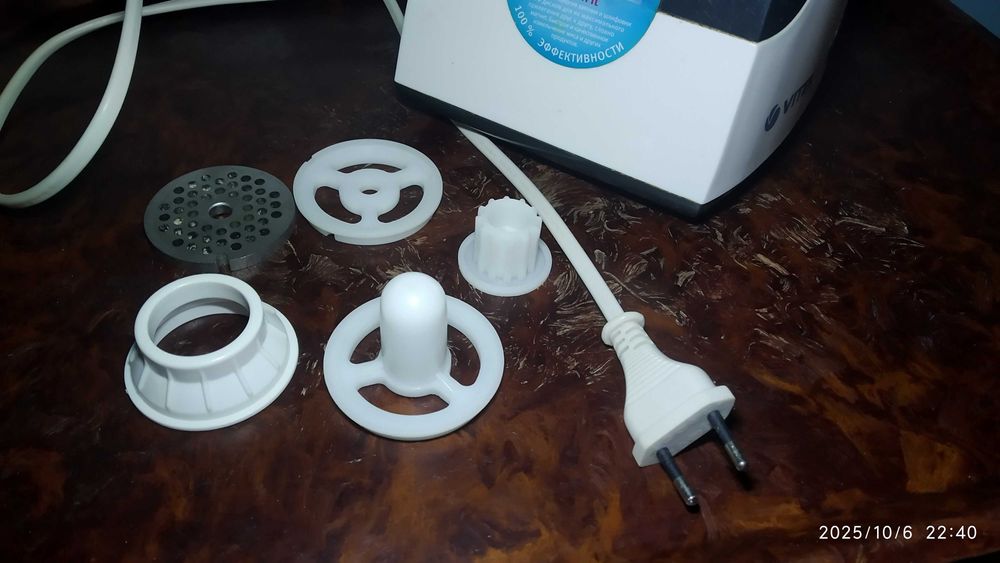 Електрична м'ясорубка Vitek VT-1675