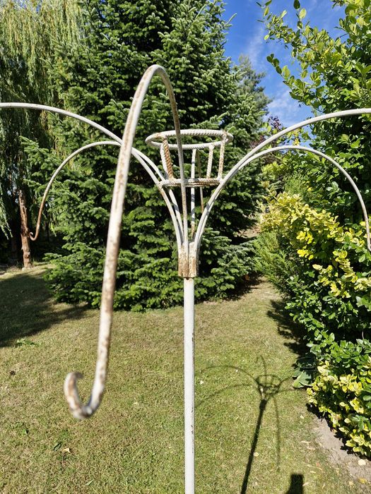 Wieszak na kwiaty, metalowy kwietnik