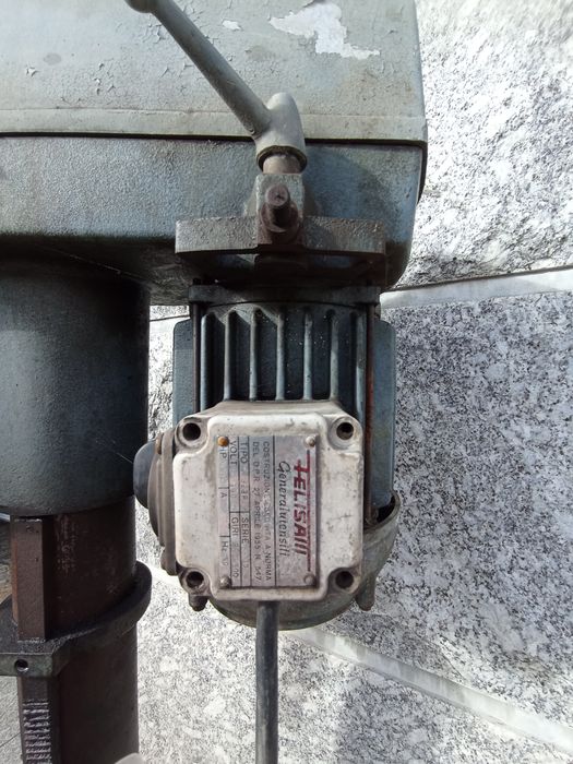 Máquina de furar coluna