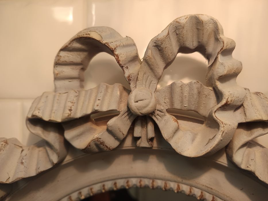 Szare lustro z ozdobą