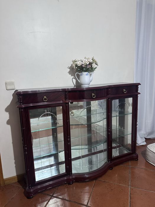 Vendo cristaleira esta em muito bom estado