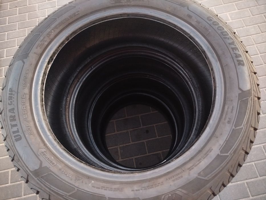 Komplet opon zimowych dostawcze ciężarowe Goodyear 235/50/19C