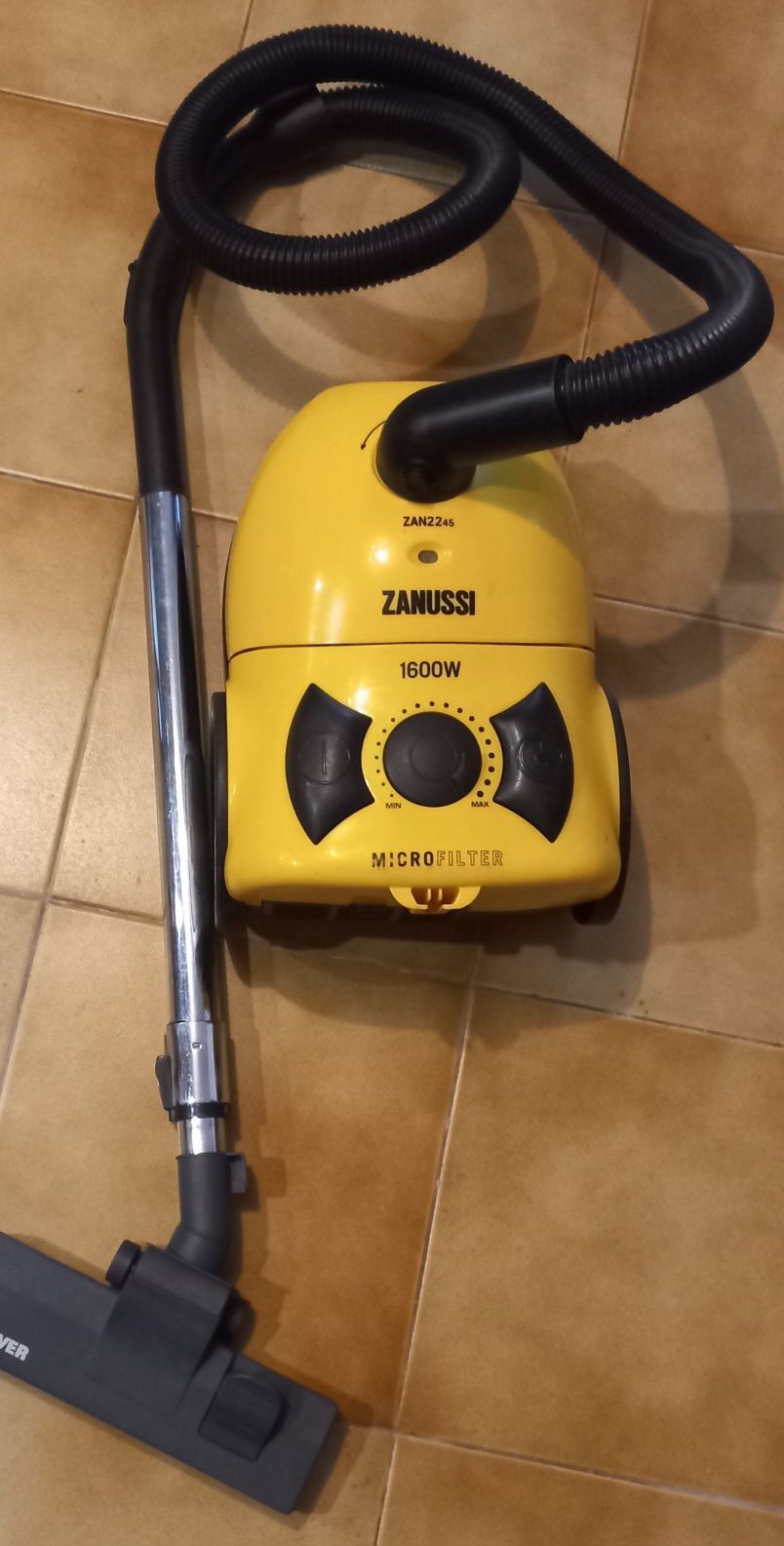 Aspirador Zanussi de 1600 Watts com boa aspiração