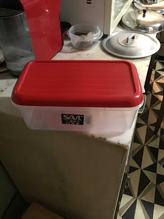 tuperware grande com tampa vermelha
